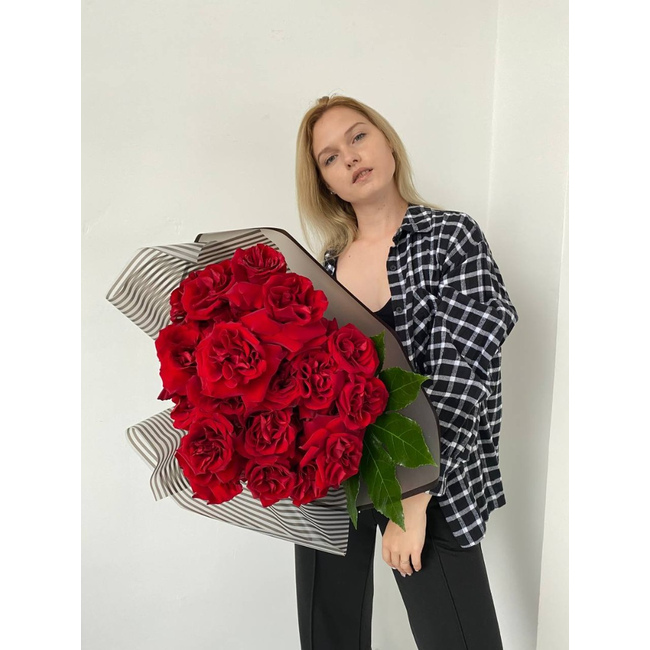 Роза Красная Эксплорер в Бугульме от магазина цветов «Rosemary»